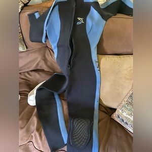TST Sports wet suit fair blue chest 34” Small inseam 25” good condition zipper